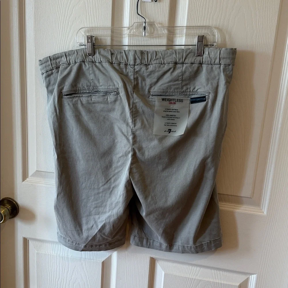7 For All Mankind Men's Light Green Flat-Front Shorts Sz L. NWOT. Box20